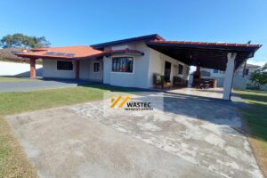 Ref.: R$1.200.000,00 Casa Térrea com 2 suítes, Edícula e Quintal espaçoso (04245)