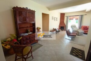 Ref.: R$1.200.000,00 Casa Térrea com 2 suítes, Edícula e Quintal espaçoso (04245)