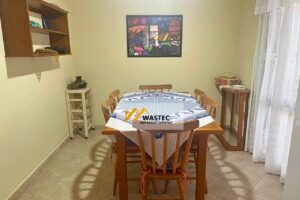 Ref.: R$1.200.000,00 Casa Térrea com 2 suítes, Edícula e Quintal espaçoso (04245)