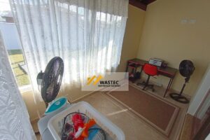 Ref.: R$1.200.000,00 Casa Térrea com 2 suítes, Edícula e Quintal espaçoso (04245)