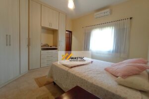 Ref.: R$1.200.000,00 Casa Térrea com 2 suítes, Edícula e Quintal espaçoso (04245)