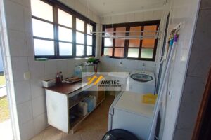 Ref.: R$1.200.000,00 Casa Térrea com 2 suítes, Edícula e Quintal espaçoso (04245)