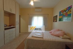 Ref.: R$1.200.000,00 Casa Térrea com 2 suítes, Edícula e Quintal espaçoso (04245)