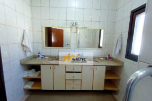 Ref.: R$1.200.000,00 Casa Térrea com 2 suítes, Edícula e Quintal espaçoso (04245)