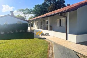 Ref.: R$1.200.000,00 Casa Térrea com 2 suítes, Edícula e Quintal espaçoso (04245)