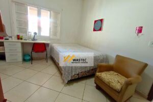 Ref.: R$1.200.000,00 Casa Térrea com 2 suítes, Edícula e Quintal espaçoso (04245)