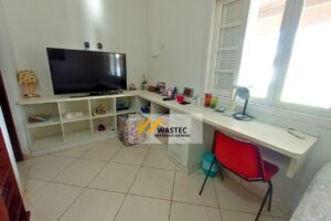 Ref.: R$1.200.000,00 Casa Térrea com 2 suítes, Edícula e Quintal espaçoso (04245)
