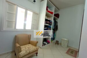Ref.: R$1.200.000,00 Casa Térrea com 2 suítes, Edícula e Quintal espaçoso (04245)
