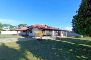 Ref.: R$1.200.000,00 Casa Térrea com 2 suítes, Edícula e Quintal espaçoso (04245)