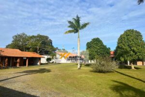 Ref.: R$1.200.000,00 Casa Térrea com 2 suítes, Edícula e Quintal espaçoso (04245)