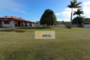 Ref.: R$1.200.000,00 Casa Térrea com 2 suítes, Edícula e Quintal espaçoso (04245)