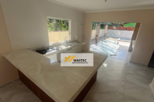 Ref.: R$ 897.000,00 Casa térrea com três dormitórios e uma maravilhosa área de lazer com piscina (80468)